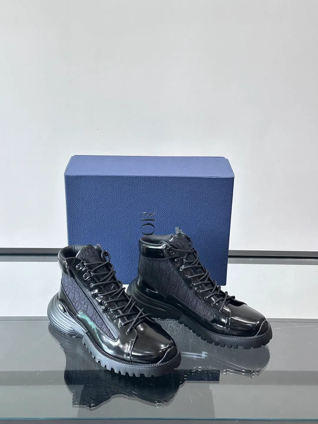 p600 "Dio＊" Combat Oblique high-top sneakers, black glossy leather + Oblique presbyopic canvas splicing, low-key luxury and super recognizable. The EVA sole is lightweight and cushioned, making it comfortable for daily wear or long walks. The high-top design is perfect for support, and the tongue and sole have the "DIOR" logo. You must pay attention to details! Whether it is casual or urban style, it can be easily controlled. It is a high-end luxury item that combines fashion and function. It is a popular choice for men's shoes size: 39-44 (38.45 customized)